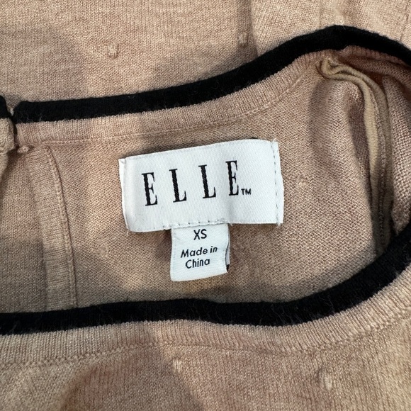 Elle Embossed Polka Dot Tan Short Sleeve Top (XS) - Picture 7 of 7